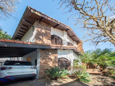 Casa à venda com 3 dormitórios, 320m² e 7 vagas no bairro Tristeza, Zona Sul de Porto Alegre