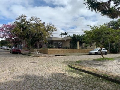 Casa à venda com 4 dormitórios, 400m² e 3 vagas no bairro Vila Assunção, Zona Sul de Porto Alegre