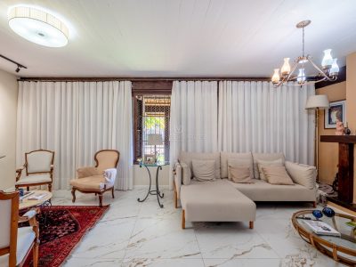 Casa à venda com 3 dormitórios, 300m² e 3 vagas no bairro Ipanema, Zona Sul de Porto Alegre