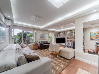 Casa à venda com 4 dormitórios, 378m² e 5 vagas no bairro Cristal, Zona Sul de Porto Alegre