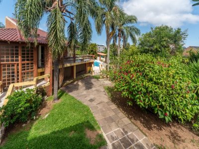 Casa à venda com 3 dormitórios, 373m² e 7 vagas no bairro Guarujá em Porto Alegre