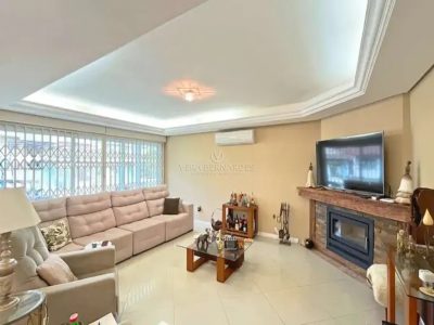 Casa à venda com 3 dormitórios, 350m² e 4 vagas no bairro Tristeza, Zona Sul de Porto Alegre