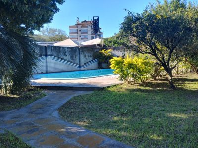 Casa à venda com 4 dormitórios, 250m² e 2 vagas no bairro Ipanema, Zona Sul de Porto Alegre