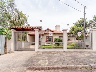 Casa à venda com 4 dormitórios, 240m² e 2 vagas no bairro Tristeza, Zona Sul de Porto Alegre