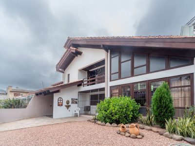 Casa à venda com 3 dormitórios, 275m² e 5 vagas no bairro Guarujá em Porto Alegre