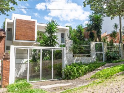 Casa à venda com 3 dormitórios, 270m² e 2 vagas no bairro Ipanema, Zona Sul de Porto Alegre