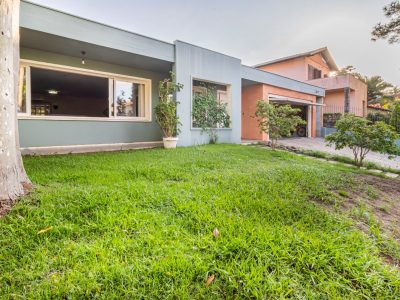 Casa à venda com 3 dormitórios, 350m² e 4 vagas no bairro Vila Assunção, Zona Sul de Porto Alegre