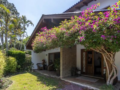 Casa à venda com 4 dormitórios, 293m² e 3 vagas no bairro Jardim Isabel, Zona Sul de Porto Alegre