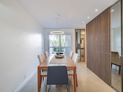 Casa em Condomínio à venda com 3 dormitórios, 206m² e 2 vagas no bairro Vila Nova, Zona Sul de Porto Alegre