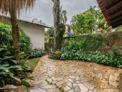 Casa à venda com 4 dormitórios, 296m² e 3 vagas no bairro Cristal, Zona Sul de Porto Alegre