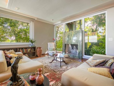 Casa à venda com 4 dormitórios, 547m² e 4 vagas no bairro Vila Assunção, Zona Sul de Porto Alegre