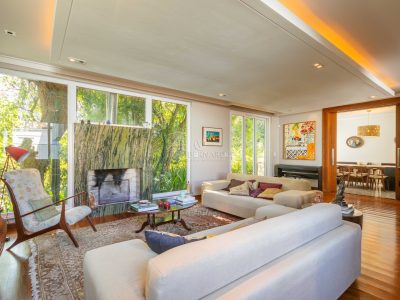Casa à venda com 4 dormitórios, 547m² e 4 vagas no bairro Vila Assunção, Zona Sul de Porto Alegre