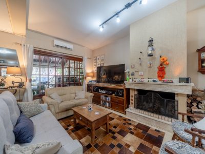 Casa à venda com 3 dormitórios, 272m² e 4 vagas no bairro Ipanema em Porto Alegre