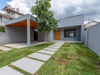 Casa Térrea à venda com 3 dormitórios, 120m² e 2 vagas no bairro Tristeza, Zona Sul de Porto Alegre