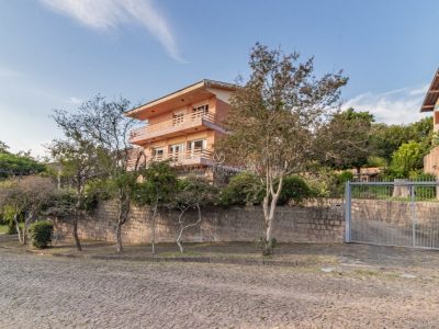 Casa à venda com 4 dormitórios, 350m² e 5 vagas no bairro Vila Assunção, Zona Sul de Porto Alegre