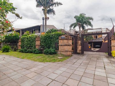 Casa à venda com 3 dormitórios, 400m² e 4 vagas no bairro Guarujá, Zona Sul de Porto Alegre