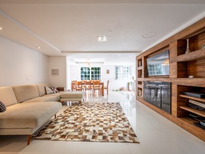 Casa em Condomínio à venda com 3 dormitórios, 297m² e 4 vagas no bairro Pedra Redonda, Zona Sul de Porto Alegre