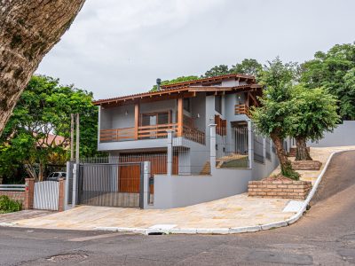 Casa à venda com 3 dormitórios, 409m² e 4 vagas no bairro Guarujá, Zona Sul de Porto Alegre