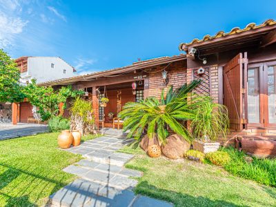 Casa à venda com 4 dormitórios, 280m² e 2 vagas no bairro Guarujá, Zona Sul de Porto Alegre