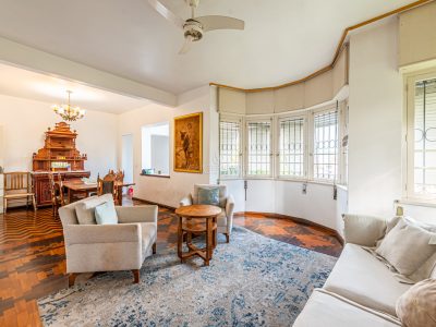 Casa à venda com 3 dormitórios, 328m² e 4 vagas no bairro Cristal, Zona Sul de Porto Alegre