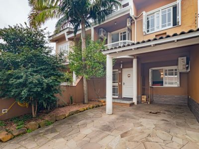 Casa à venda com 3 dormitórios, 140m² e 2 vagas no bairro Guarujá, Zona Sul de Porto Alegre