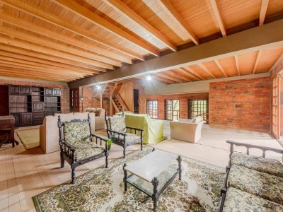 Casa à venda com 4 dormitórios, 389m² e 3 vagas no bairro Vila Nova, Zona Sul de Porto Alegre