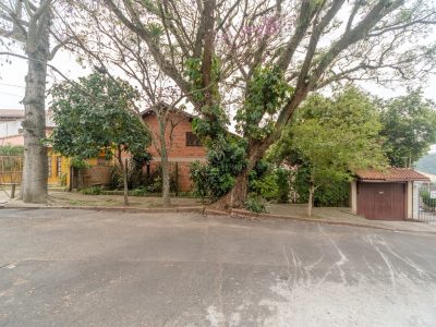 Casa à venda com 4 dormitórios, 389m² e 3 vagas no bairro Vila Nova, Zona Sul de Porto Alegre