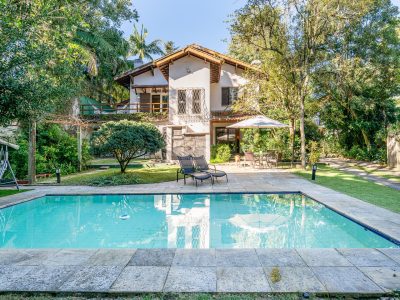 Casa à venda com 4 dormitórios, 395m² e 4 vagas no bairro Vila Conceição, Zona Sul de Porto Alegre