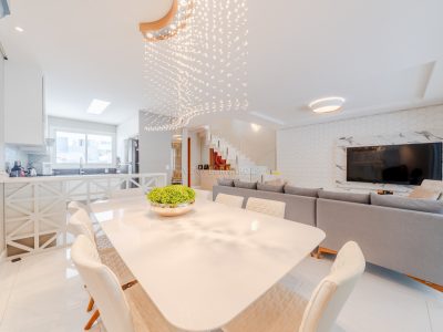 Casa em Condomínio à venda com 4 dormitórios, 236m² e 2 vagas no bairro Lagos de Nova Ipanema em Porto Alegre