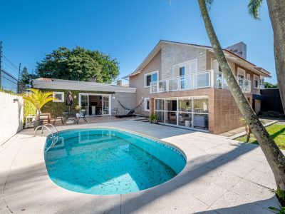 Casa à venda com 3 dormitórios, 270m² e 2 vagas no bairro Guarujá, Zona Sul de Porto Alegre