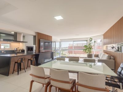 Cobertura à venda com 3 dormitórios, 239m² e 2 vagas no bairro Cristal, Zona Sul de Porto Alegre