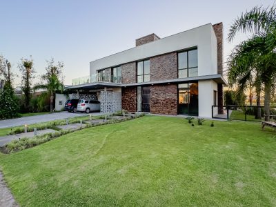 Casa em Condomínio à venda com 5 dormitórios, 385m² e 4 vagas no bairro Terra Ville, Zona Sul de Porto Alegre