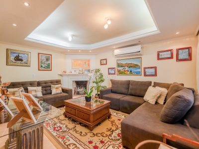 Casa à venda com 3 dormitórios, 300m² e 3 vagas no bairro Ipanema, Zona Sul de Porto Alegre