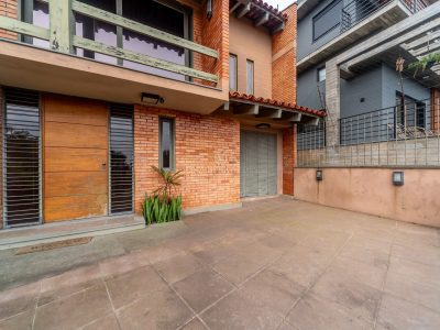 Casa à venda com 3 dormitórios, 350m² e 4 vagas no bairro Jardim Isabel, Zona Sul de Porto Alegre