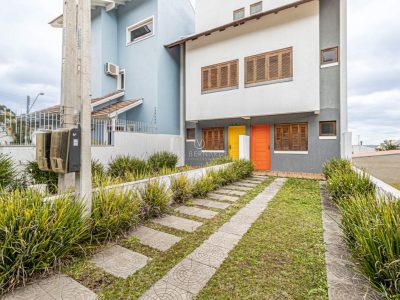 Casa à venda com 3 dormitórios, 150m² e 2 vagas no bairro Guarujá, Zona Sul de Porto Alegre