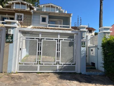 Casa à venda com 3 dormitórios, 167m² e 2 vagas no bairro Camaquã, Zona Sul de Porto Alegre
