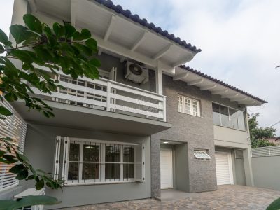 Casa à venda com 4 dormitórios, 260m² e 3 vagas no bairro Ipanema, Zona Sul de Porto Alegre