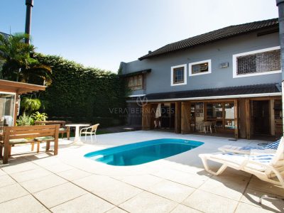Casa à venda com 3 dormitórios, 390m² e 3 vagas no bairro Vila Assunção, Zona Sul de Porto Alegre