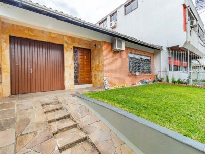 Casa Térrea à venda com 3 dormitórios, 160m² e 4 vagas no bairro Cristal em Porto Alegre