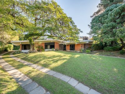 Casa Térrea à venda com 4 dormitórios, 324m² e 4 vagas no bairro Vila Assunção, Zona Sul de Porto Alegre