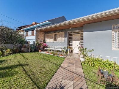 Casa à venda com 4 dormitórios, 374m² e 3 vagas no bairro Vila Assunção, Zona Sul de Porto Alegre