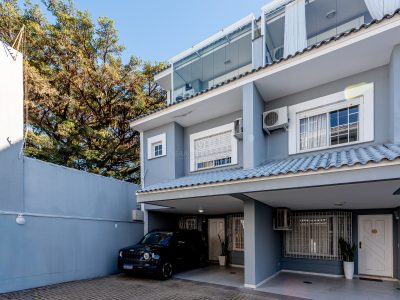 Casa em Condomínio à venda com 3 dormitórios, 205m² e 2 vagas no bairro Vila Assunção, Zona Sul de Porto Alegre