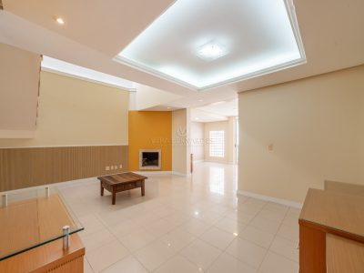 Casa à venda com 4 dormitórios, 329m² e 2 vagas no bairro Nonoai, Zona Sul de Porto Alegre