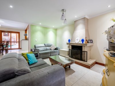 Casa à venda com 6 dormitórios, 300m² e 4 vagas no bairro Guarujá, Zona Sul de Porto Alegre