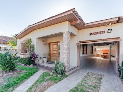 Casa à venda com 4 dormitórios, 337m² e 4 vagas no bairro Ipanema, Zona Sul de Porto Alegre