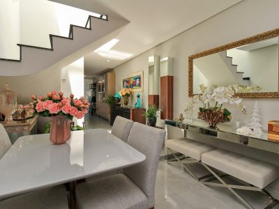 Casa à venda com 2 dormitórios, 118m² e 2 vagas no bairro Hípica, Zona Sul de Porto Alegre