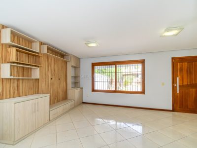 Casa à venda com 3 dormitórios, 191m² e 2 vagas no bairro Guarujá, Zona Sul de Porto Alegre