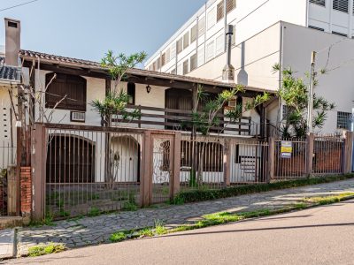 Casa à venda com 5 dormitórios, 365m² e 2 vagas no bairro Tristeza, Zona Sul de Porto Alegre