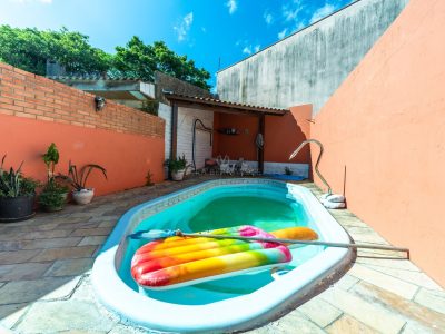 Casa à venda com 4 dormitórios, 160m² e 2 vagas no bairro Guarujá, Zona Sul de Porto Alegre