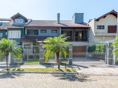 Casa à venda com 4 dormitórios, 249m² e 4 vagas no bairro Ipanema, Zona Sul de Porto Alegre